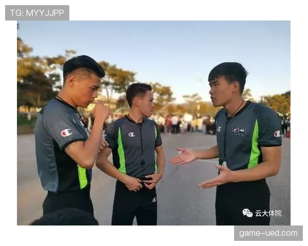 详细说明篮球比赛中裁判协商判罚流程的规则依据与步骤